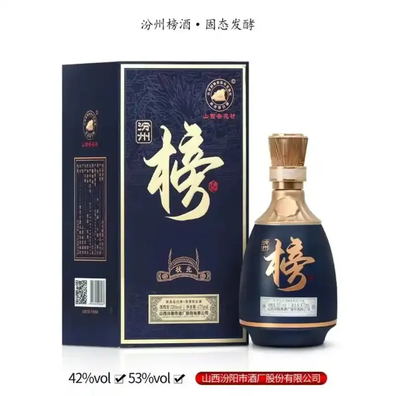 酿酒师在传统作坊中检查固态发酵的酒糟，展示纯粮固态酿造的核心环节_1