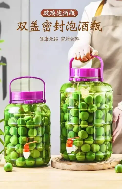 玻璃酒坛封口方法示例：特写一个采用水封盖密封的酒坛，旁边摆放着保鲜膜、硅胶塞等备用封口材料。_1