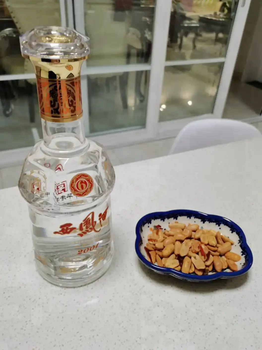 一瓶普通白酒在家庭环境中，被妥善存放在阴凉避光的木质柜子内_1