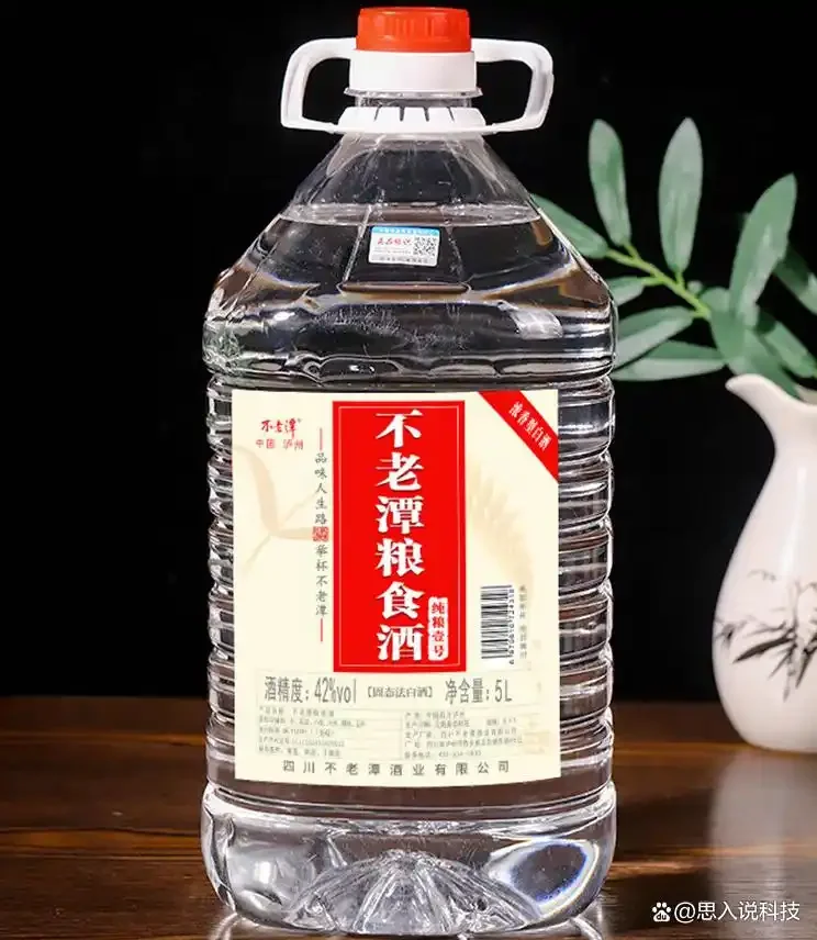 资深酿酒师在酿酒坊工作台上展示精选的纯粮原料和刚酿出的白酒_1