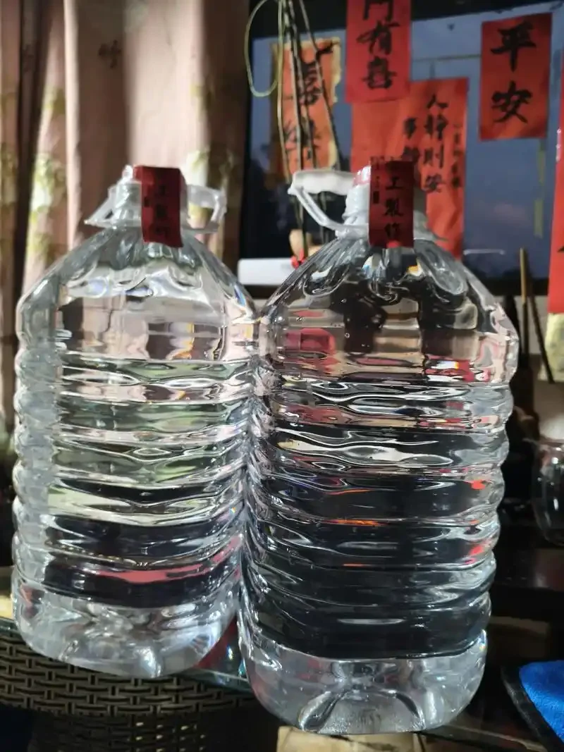 老酿酒师在酒坊中手持玻璃杯，专注观察纯粮白酒产生的细密酒花_1