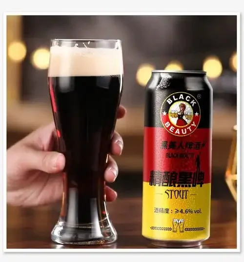 酿造黑美人精酿啤酒所需的关键原料特写：焦香麦芽、巧克力麦芽、浅色麦芽和卡斯卡特酒花，旁边是正在糖化中的琥珀色麦汁。_1