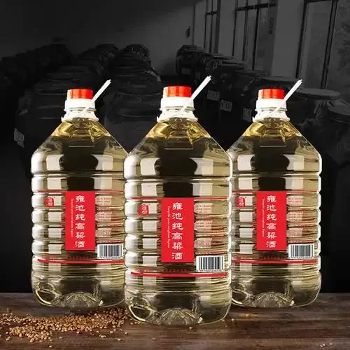 酿酒师手持一杯黑河老酒，展示其清澈酒体与绵密酒花，旁边摆放着高粱、大米等酿酒原料。_1