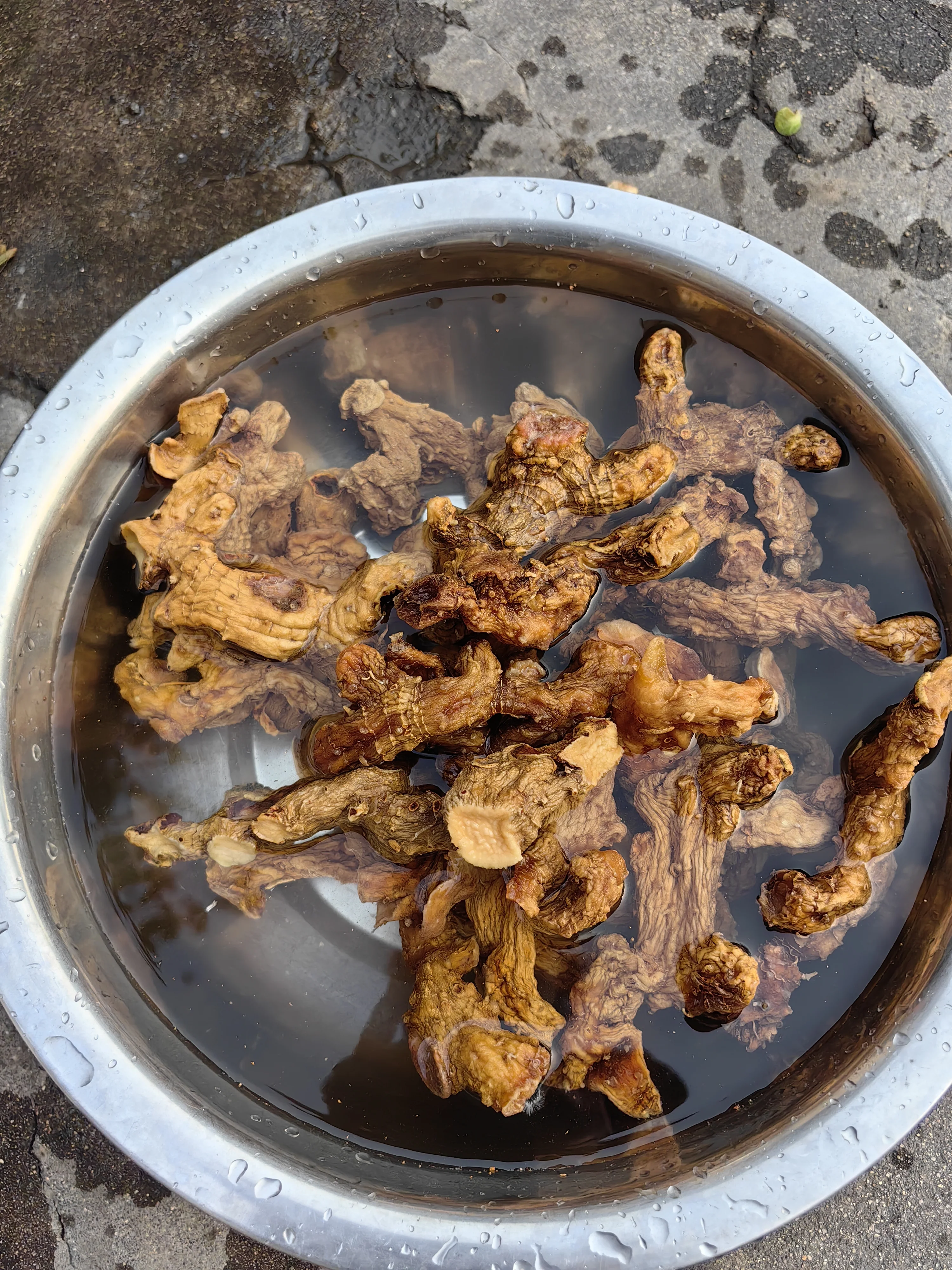 酿酒师在工作室中用电子秤精准称量金黄色的酒黄精切片，用于泡酒调味。_1