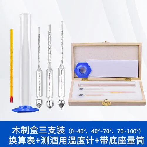 家庭自酿白酒检测工具与样品展示，包括酒瓶、酒杯、温度计和笔记本_1