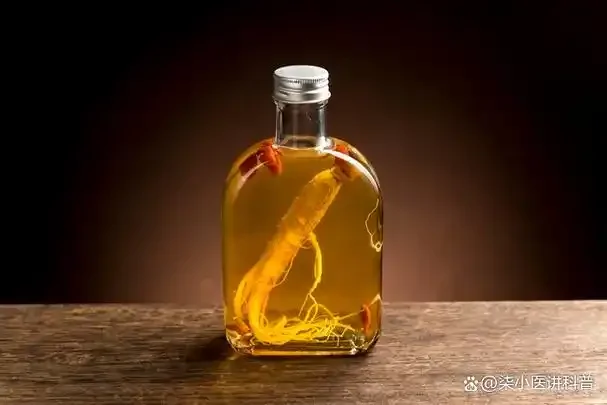 家庭自制李时珍风格补肾药酒，透明酒坛中浸泡着人参、枸杞等中药材，旁边散落着药材和古籍，展示传统养生泡酒场景_1