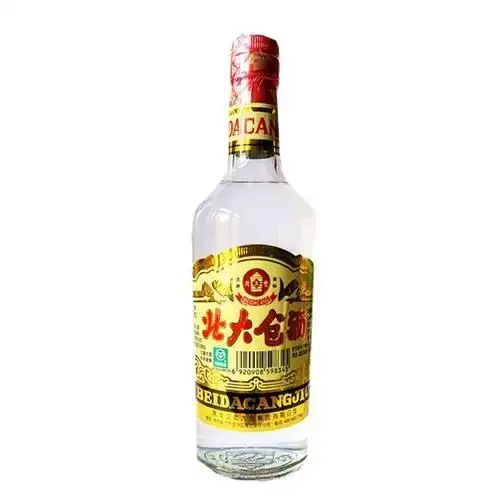 一瓶北大仓bdc0008s白酒、一杯酒液及酿酒原料特写，用于探讨其是否为纯粮酒_1