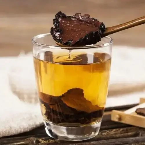 锁阳泡酒搭配材料展示：玻璃罐中浸泡着锁阳、枸杞、肉苁蓉等药材的琥珀色酒液_1