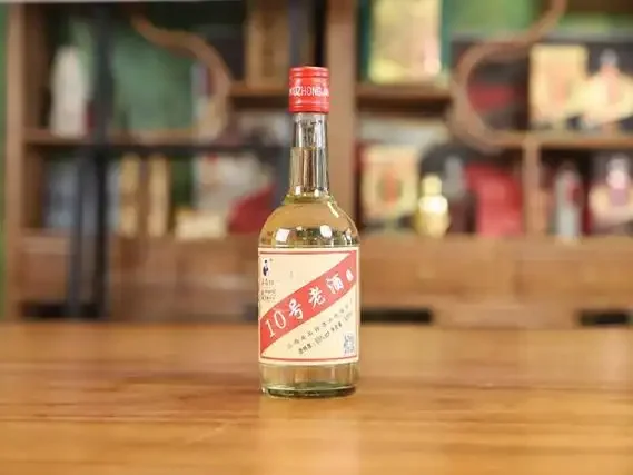 安石坊沙藏酒技艺：陶坛半埋于细沙中进行陈化老熟的场景特写_1