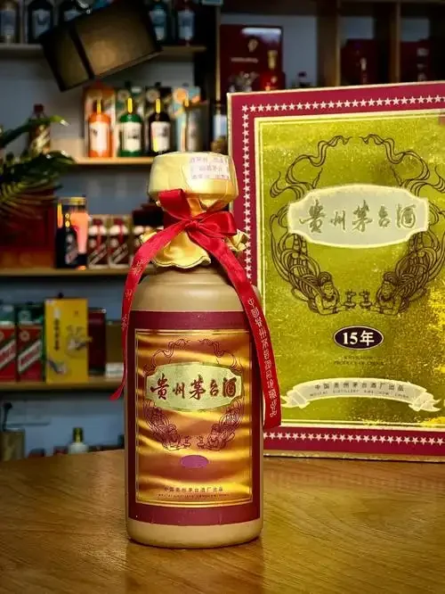 老酿酒师视角下的收藏级白酒静物照，展示具有年代感和品质感的陶瓷酒瓶。_1