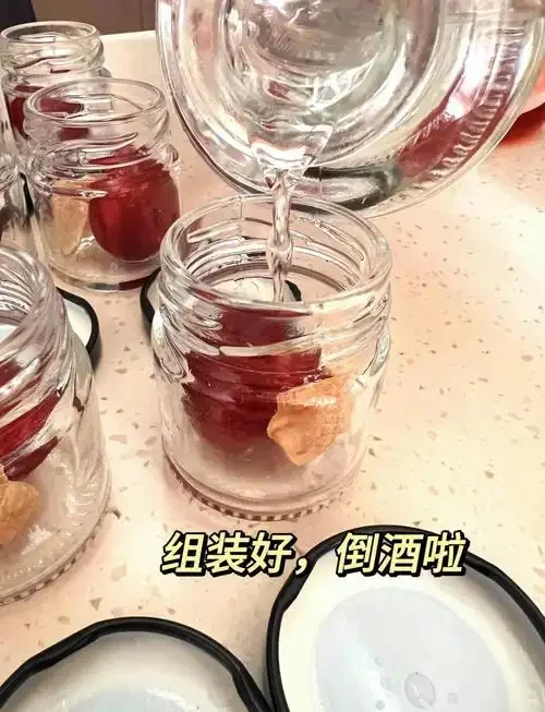 家庭自制樱桃酒酿造过程：装满樱桃和冰糖的玻璃发酵罐_1