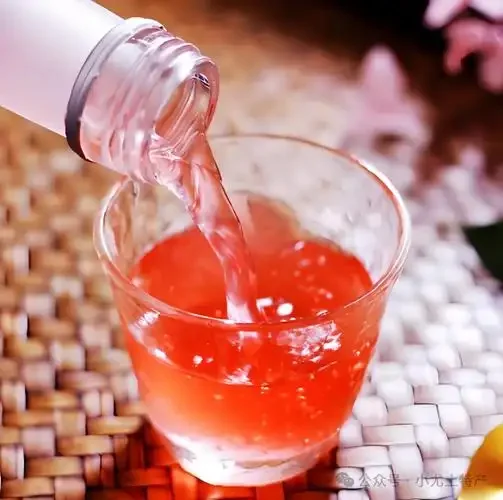 酿酒师正在手工铺放桃花花瓣，准备酿造桃花酒的场景特写_1