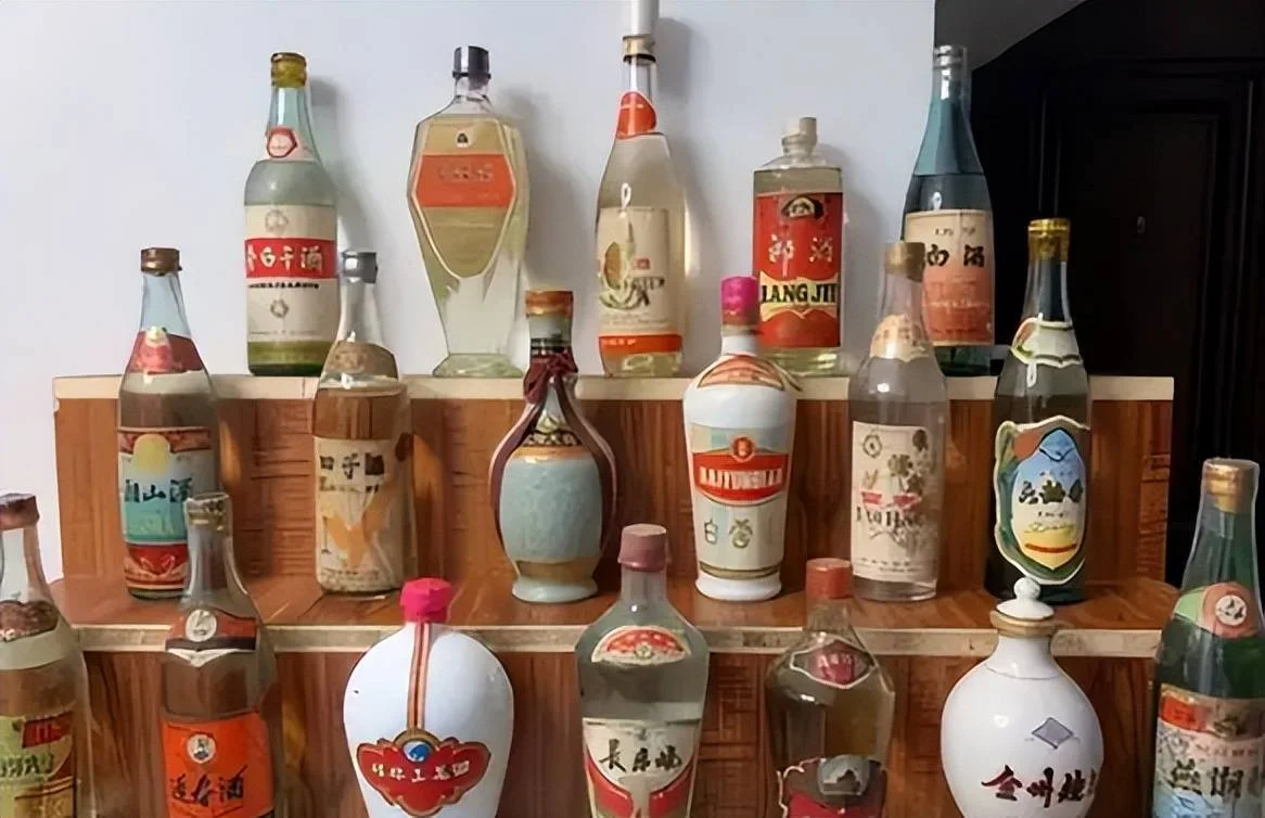 一瓶值得收藏的酱香型白酒静置于深色木桌上，旁边是酿造原料和传统工具，营造出深厚的文化氛围。_1