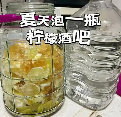 自制柠檬酒玻璃罐浸泡过程特写，展示柠檬切片与冰糖在透明酒液中的状态。_1