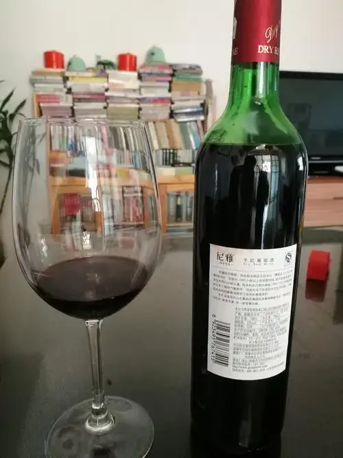 酿酒师在观察洽兴记糟坊酒的酒花与挂杯，背景可见酿造原料高粱和小麦。_1