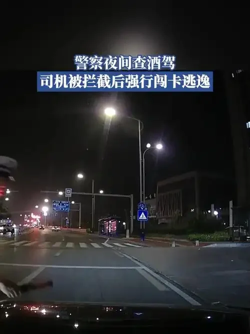 一杯白酒与车钥匙并置在桌上，背景有模糊的警示路障，寓意酒驾的危险选择_1