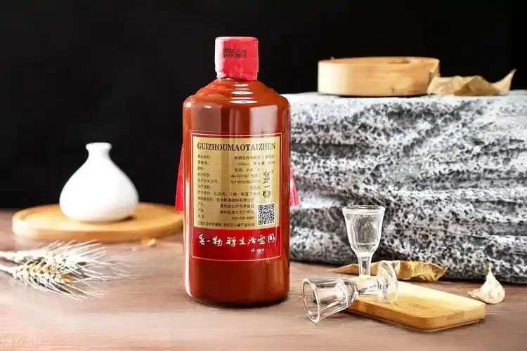 酱香型白酒品鉴场景：一只盛有微黄酒液的郁金香杯，搭配简单小菜，展现如何正确品饮酱香酒_1