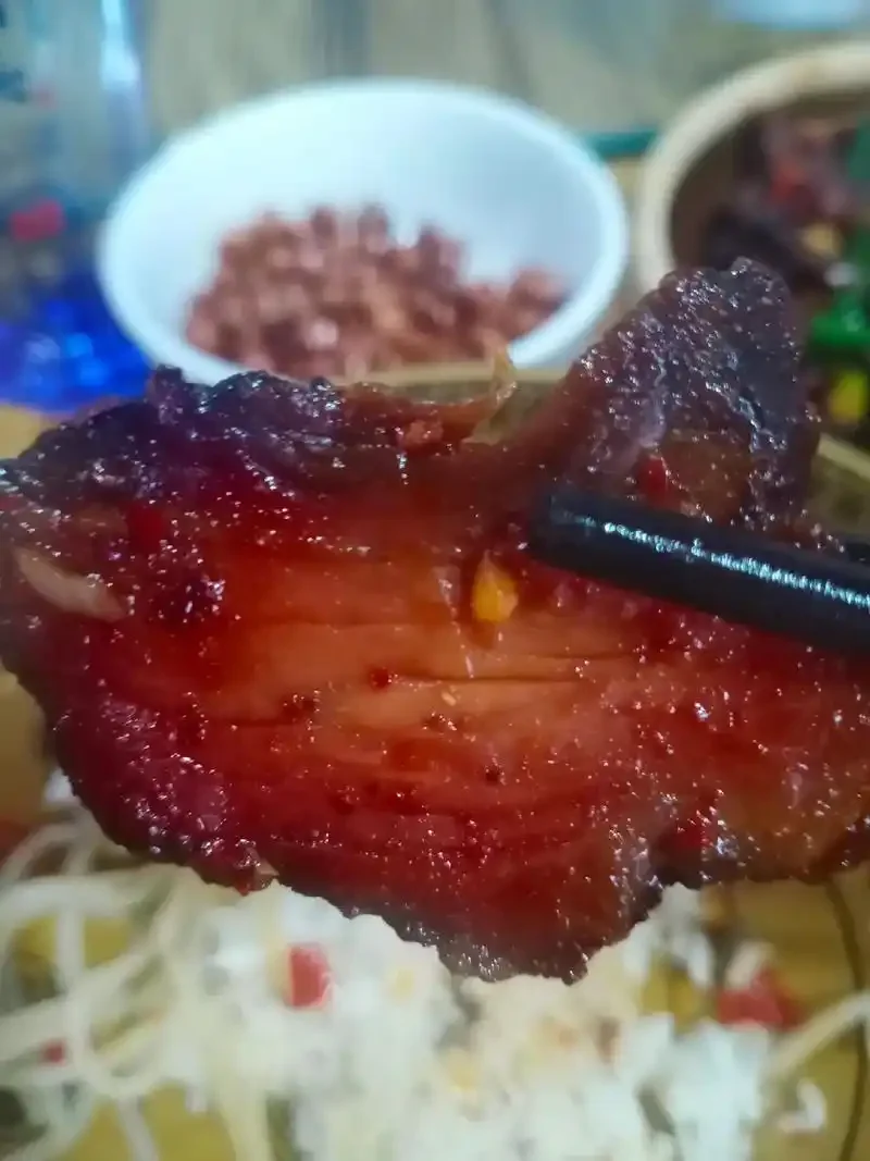 准备腌制腊肉：五花肉、白酒、盐和花椒摆放在木案板上，阳光照射，充满传统家庭制作氛围_1