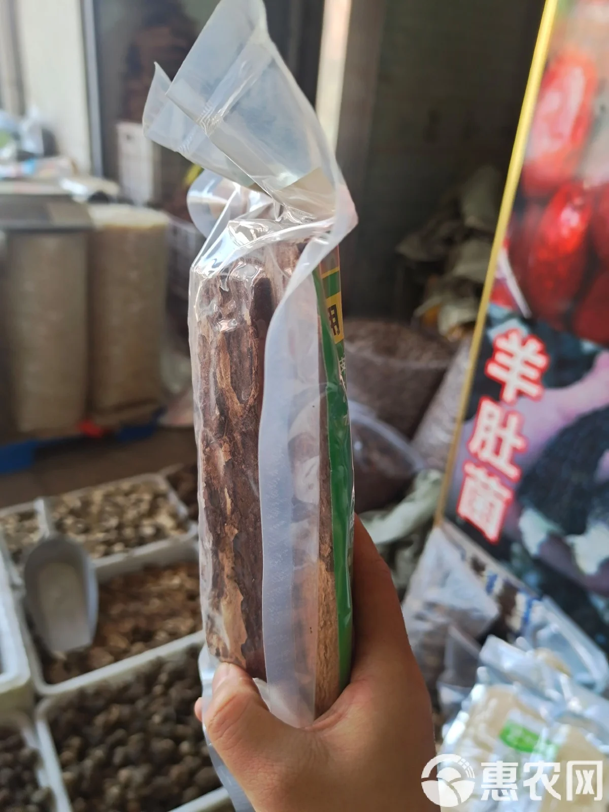 资深酿酒师工作台：展示卡宾达树皮泡酒所需的核心原料，包括卡宾达树皮、高度粮食酒、枸杞、红枣和冰糖。_1