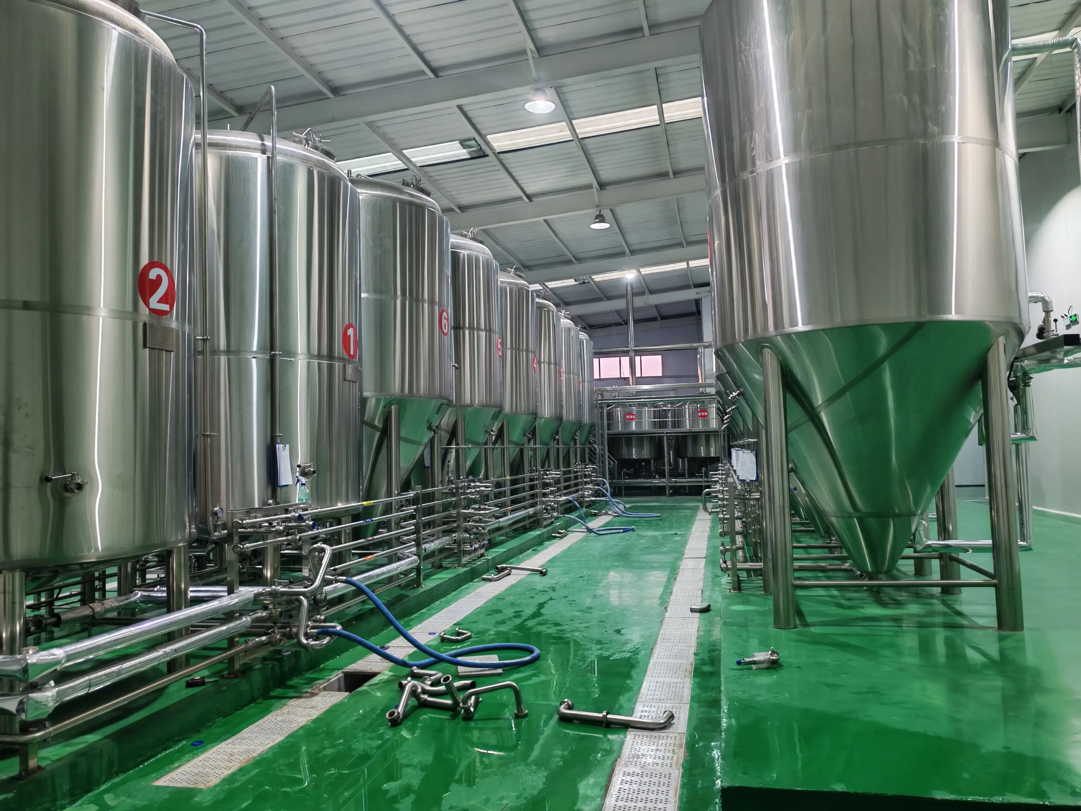 吉林精酿啤酒设备实操场景：酿酒师正在操作不锈钢精酿设备_1