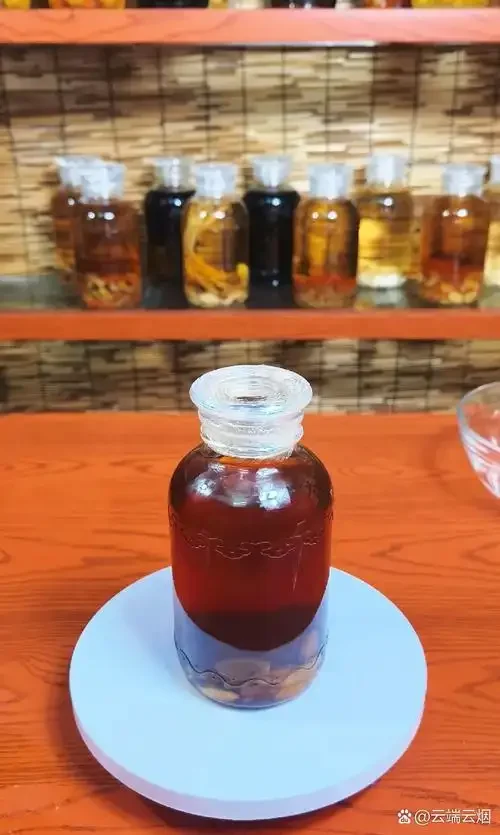 一罐自制的金樱子酒，酒液呈琥珀色，罐底可见金樱子果实，旁边散落着几颗新鲜的金樱子。_1