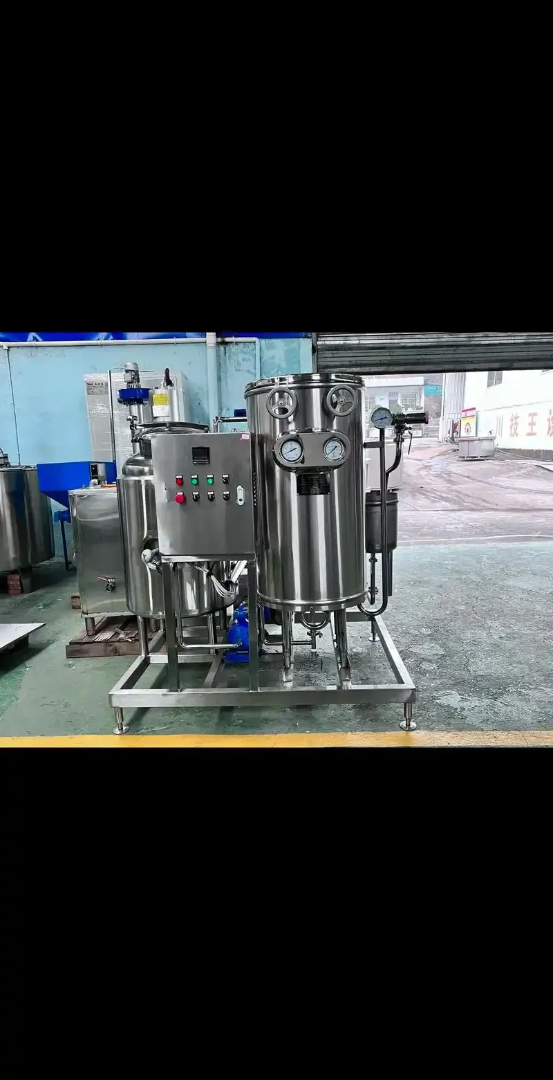 一个整洁的小型果酒酿酒工作间，展示着不锈钢发酵罐、水果破碎机和压榨机等核心设备。_1