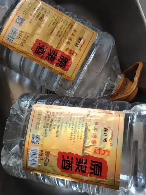酿酒师傅在诺敏河畔摊晾蒸熟的高粱，展示东北高粱酒酿造的关键步骤_1