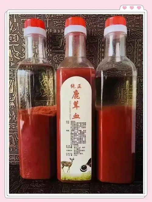 一瓶真正的鹿茸血酒与鹿茸切片、品尝工具的特写对比图，用于辅助鉴别真假。_1