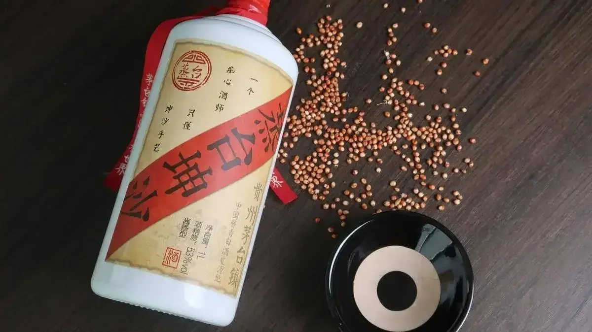 传统陶制酒坛与准备用于酿酒的多种粮食（高粱、小麦、玉米）的特写照片，展现平民纯粮酒的质朴原料。_1