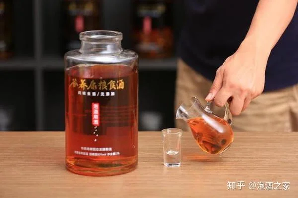 将切好的番薯块倒入陶制酒坛中进行发酵的手部特写_1