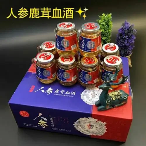 家庭酿造人参鹿鞭酒实景图：透明玻璃罐中浸泡着人参和鹿鞭，酒色清亮，旁边摆放着相关药材和工具_1