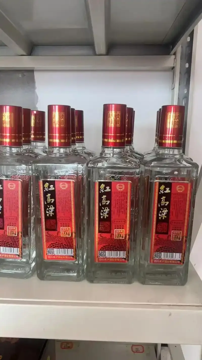 不同包装的红高粱白酒样品，背景为传统酿酒设备，由酿酒师在酒坊中展示。_1