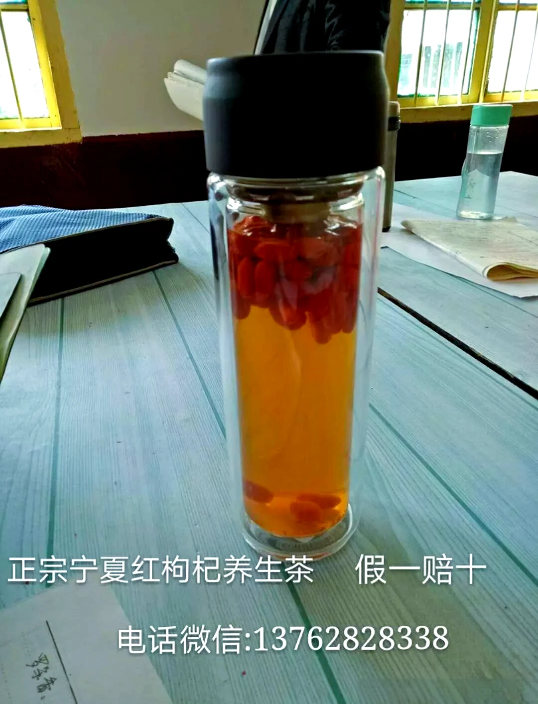 存放多年后枸杞酒坛内部特写：酒液浑浊，枸杞颜色深暗，底部有沉淀物。_1
