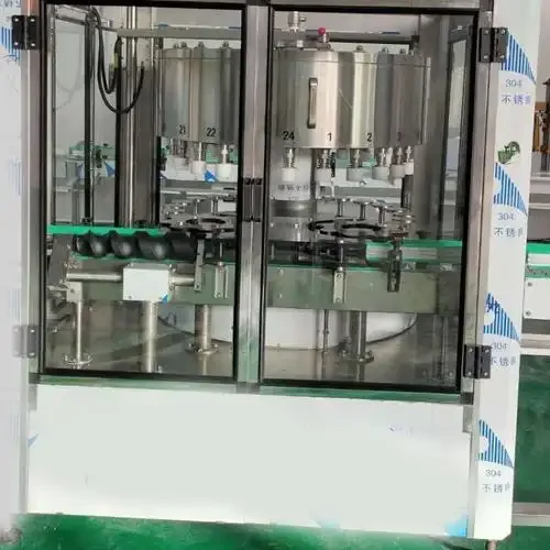酿酒师在成都设备厂家车间内检查不锈钢白酒蒸馏设备的质量细节_1