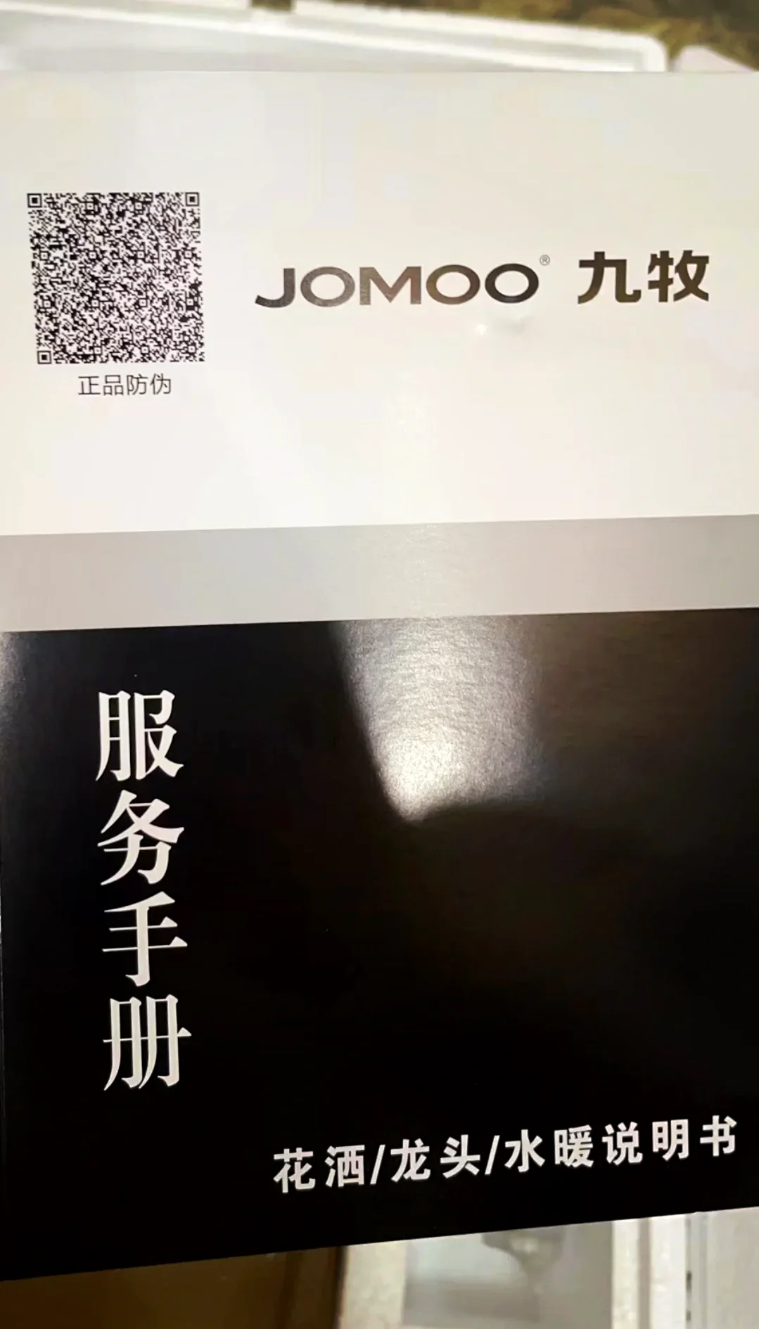 资深酿酒师手持酒杯展示白酒挂杯现象，酒液顺杯壁形成清晰泪痕，背景可见传统陶缸与酿酒粮食，突显纯粮酒醇厚特质与专业鉴别场景。_1