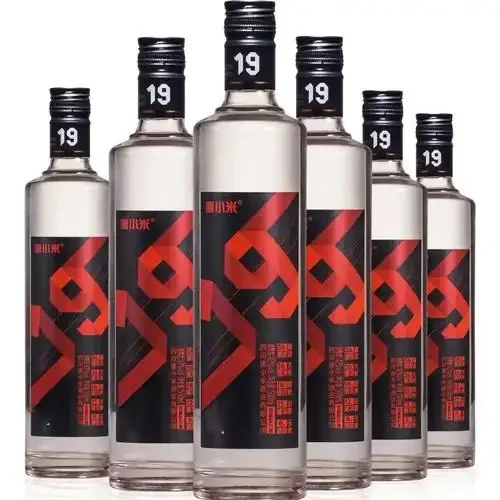 资深酿酒师工作台一角，展示一瓶优质粮食酒与酿酒原料_1