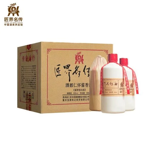 酿酒师在茅台镇传统酒坊内品鉴刚取出的原浆酒_1