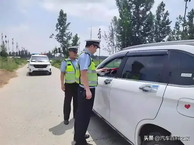 交警在夜晚路口对司机进行酒驾呼气检测的现场实景_1