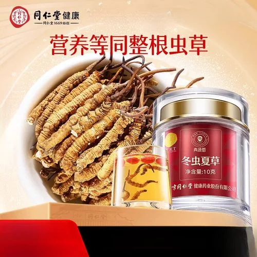 虫草鹿茸人参枸杞泡酒成品展示，玻璃罐中清晰可见各种药材浸泡在酒液中_1