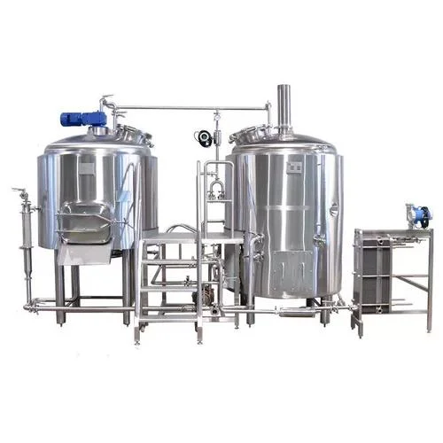 家庭厨房中摆放的一套完整的自酿啤酒微型设备，包括蒸煮锅、发酵罐和常用工具。_1