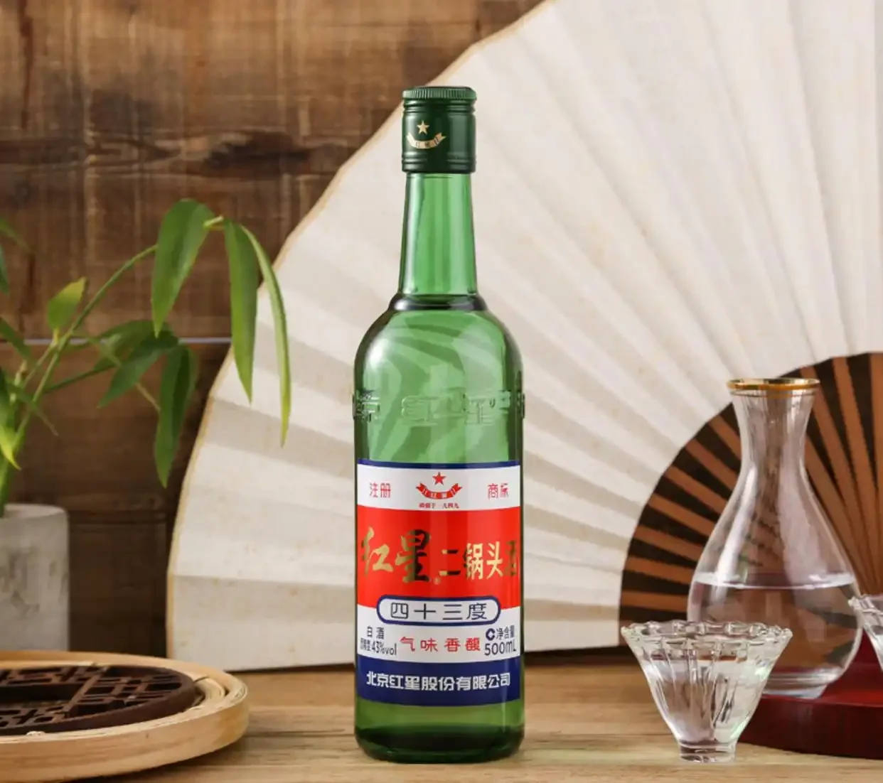 一位老酒收藏家的个人酒柜，展示着不同年份的纯粮食酒，光线柔和，氛围宁静。_1