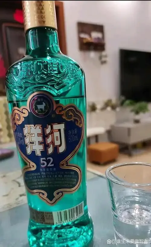 洋河大曲系列酒瓶与品鉴杯特写，展示其经典外观与清澈酒体_1