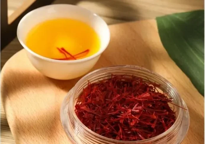 多种藏红花泡酒配方展示：枸杞、桂圆、冰糖等材料与酒液在玻璃瓶中呈现出不同色泽_1