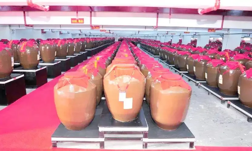 白酒瓶三种存放姿势对比：直立、平躺、斜放_1