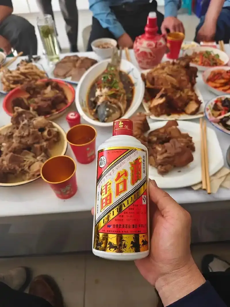 几张包装朴素的白酒瓶微距照片，聚焦于瓶身标签的配料表和执行标准细节，用于展示不起眼但可能是纯粮酒的产品特征。_1