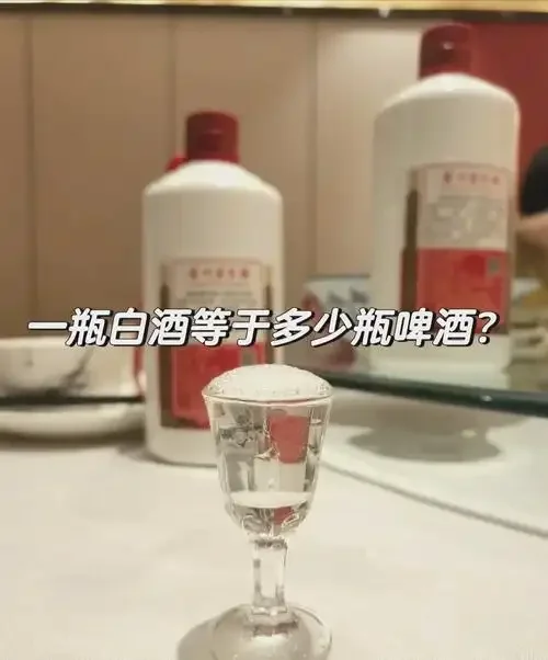 酿酒师工作台上，一杯清澈的自酿白酒旁放着计算器、笔记本和酿酒原料，正在计算成本_1
