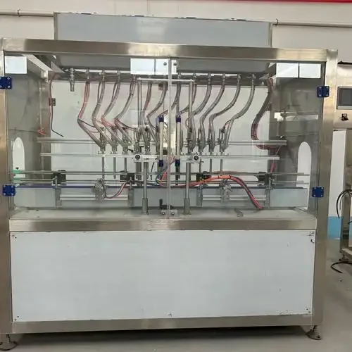 酿酒工作坊内半自动小型白酒灌装机正在精准灌装白酒到玻璃瓶中的特写_1