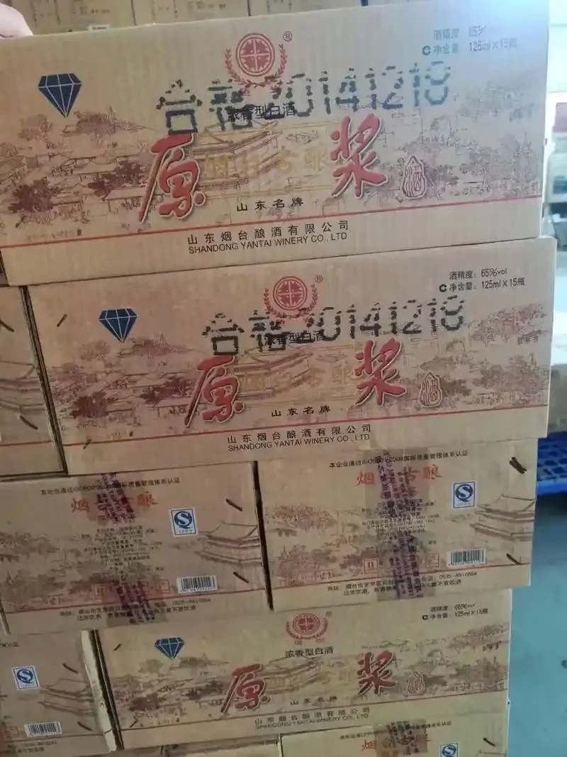 一杯清澈的65度纯粮食酒与酿造原料的静物照片，展现高度白酒的纯净与质感_1