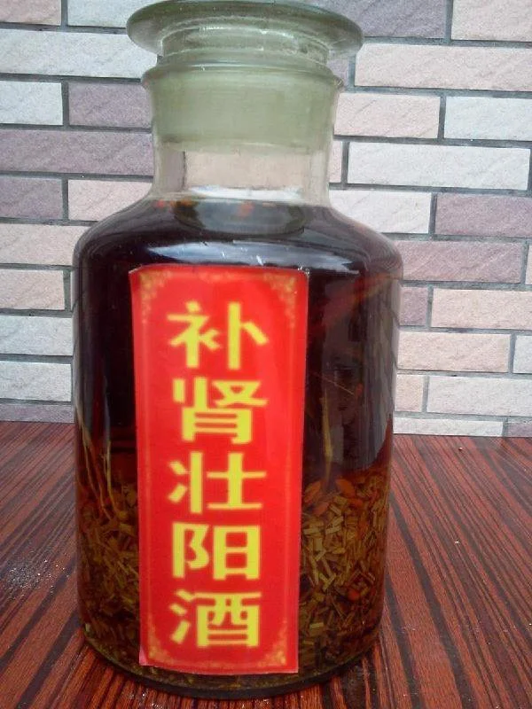 泡制药酒的原材料和器具特写，展示枸杞、肉苁蓉、人参等中药材在玻璃罐中浸泡的景象。_1