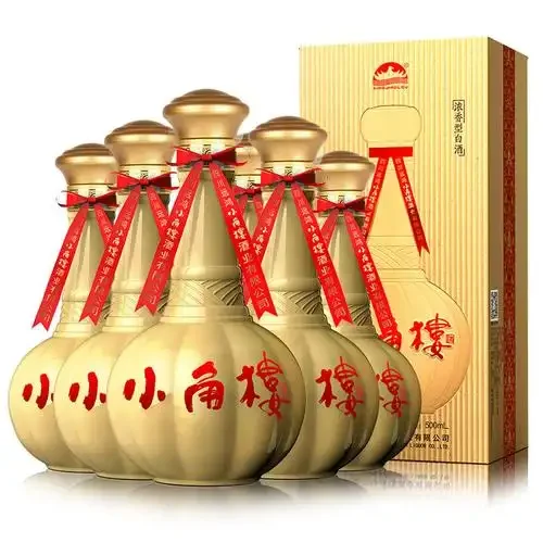 小角楼白酒传统酿造车间，酿酒师傅正在翻醅，老窖池和蒸汽展现传统工艺_1